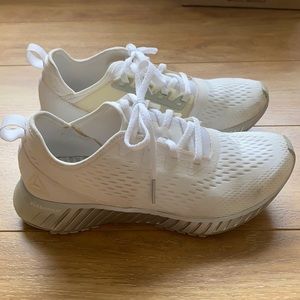 Like new women’s Reebok sneakers